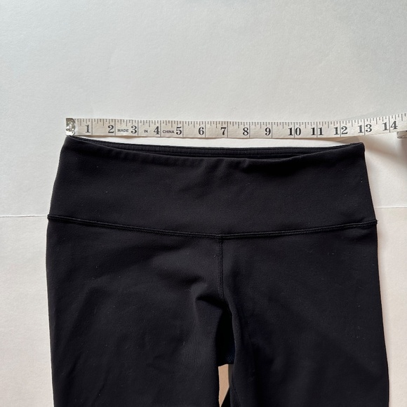 Lululemon Black Crop‎ Leggings - Size 6 ( No Size Tag / Yes Size Dot). - Picture 5 of 7